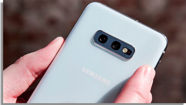 Galaxy S10e vs iPhone XR  Qual   o melhor  - 47